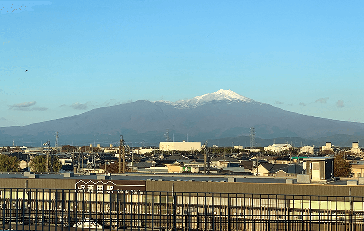 会場のデッキからは冠雪した鳥海山が